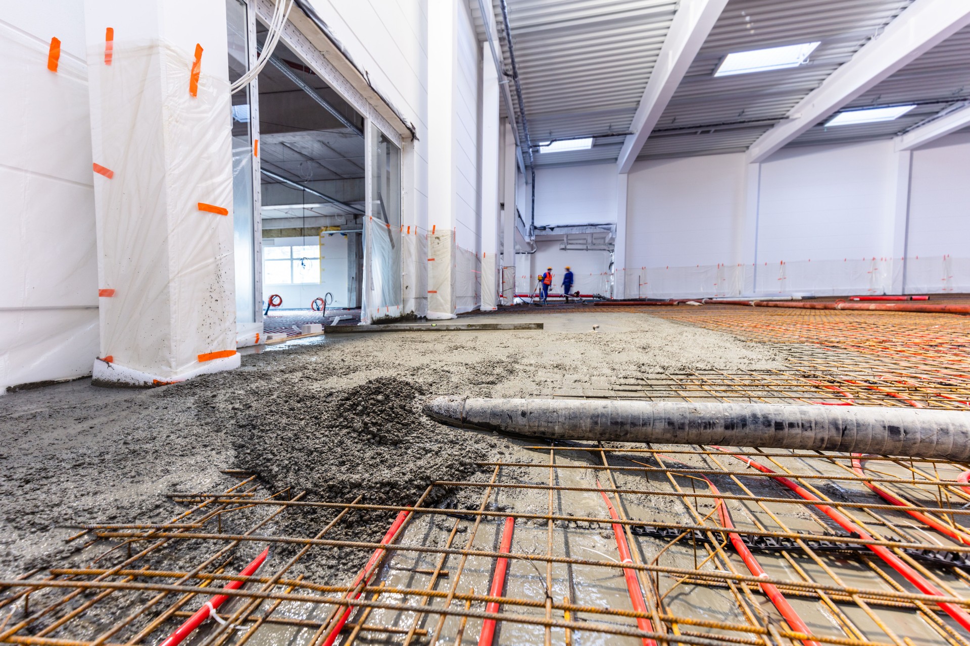 Concrete screed on floor heating in a new warehouse and office building